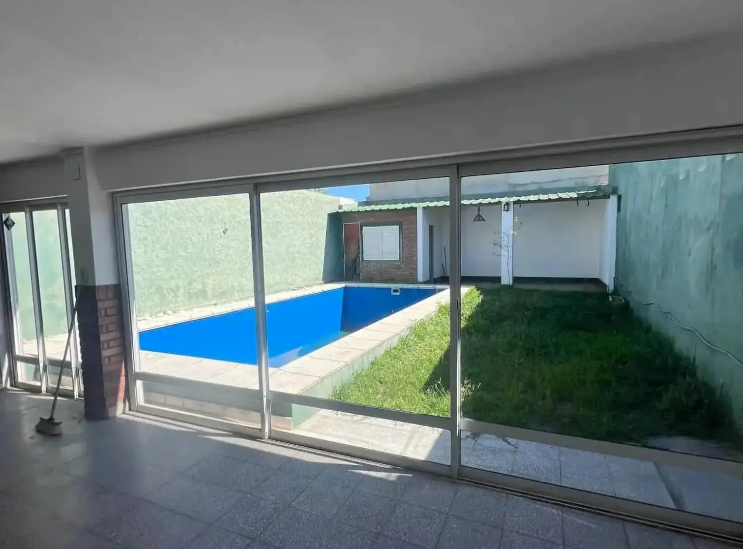 ESPORA 4567 GRAN INMUEBLE 4 DORM Y PATIO
- EN VENTA 4