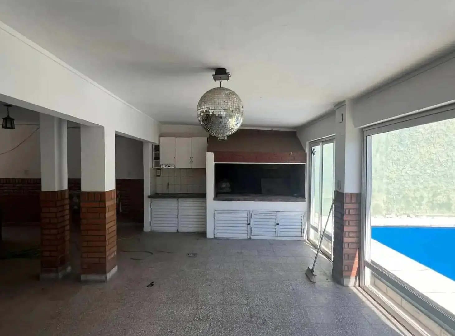 ESPORA 4567 GRAN INMUEBLE 4 DORM Y PATIO
- EN VENTA 5