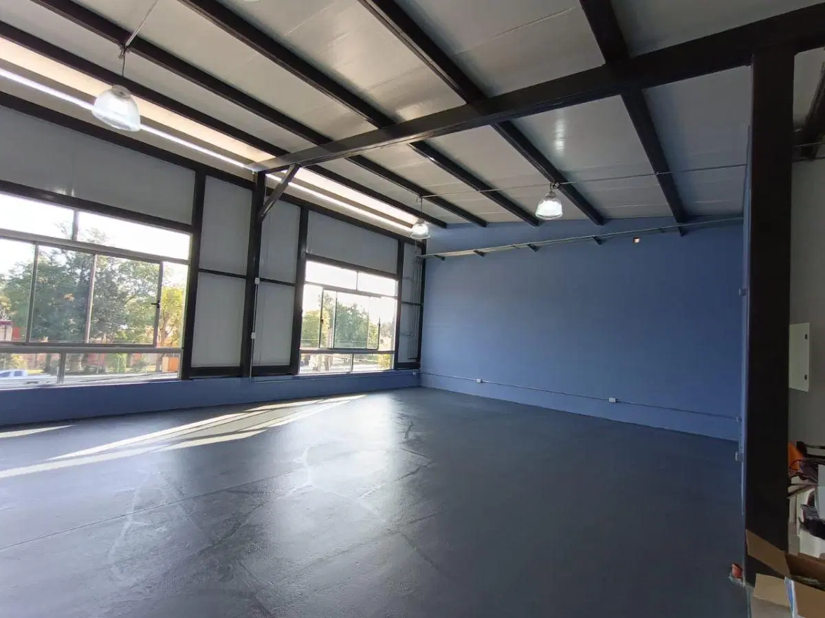 EXCLUSIVO SALON COMERCIAL EN ALQUILER SOBRE RUTA 1 – KM 2.5 3