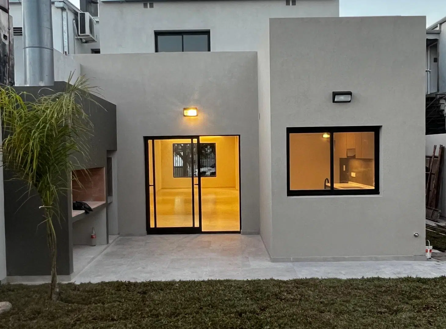 EXCEPCIONAL CASA A ESTRENAR EN BARRIO SARGENTO CABRAL 5