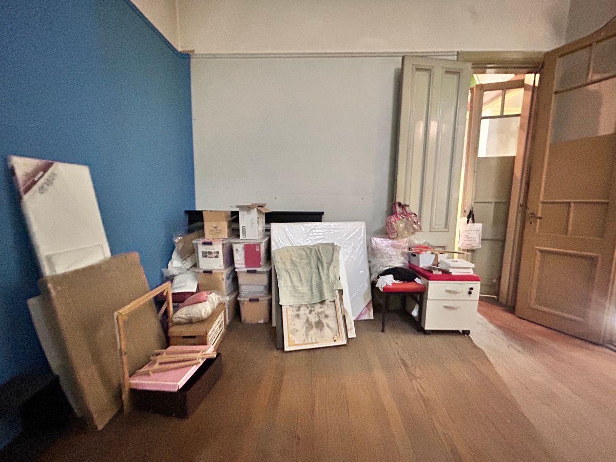 Foto de CASA EN VENTA 6 AMBIENTES PARQUE CHAS A REFACCIONAR, imagen 5