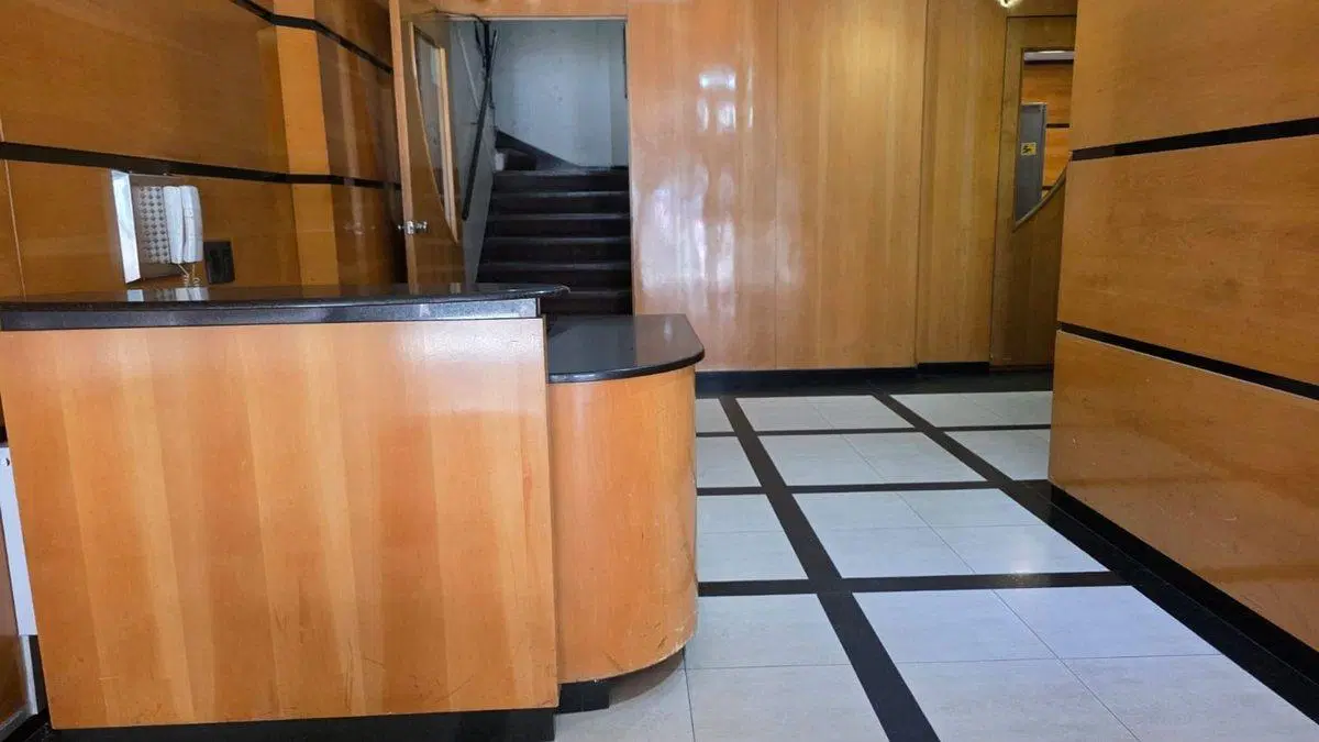 VENTA EXCELENTE OFICINA AL FRENTE EN SAN NICOLÁS 4