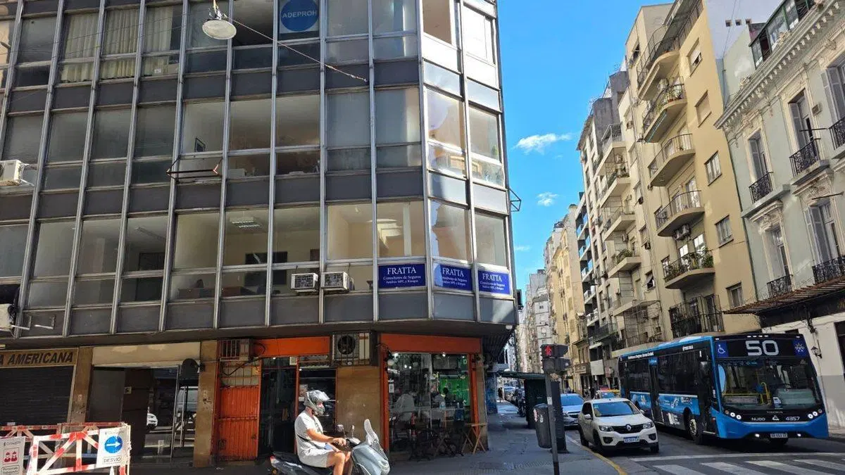 VENTA EXCELENTE OFICINA AL FRENTE EN SAN NICOLÁS 5