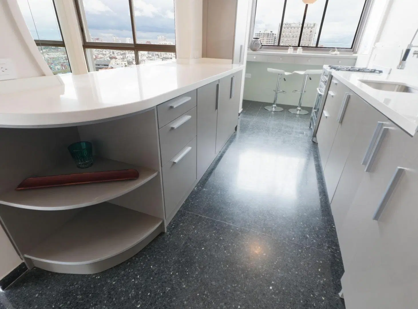 BELLO Y ELEGANTE 4 AMBIENTES-PISO 23- CON COCHERA 2