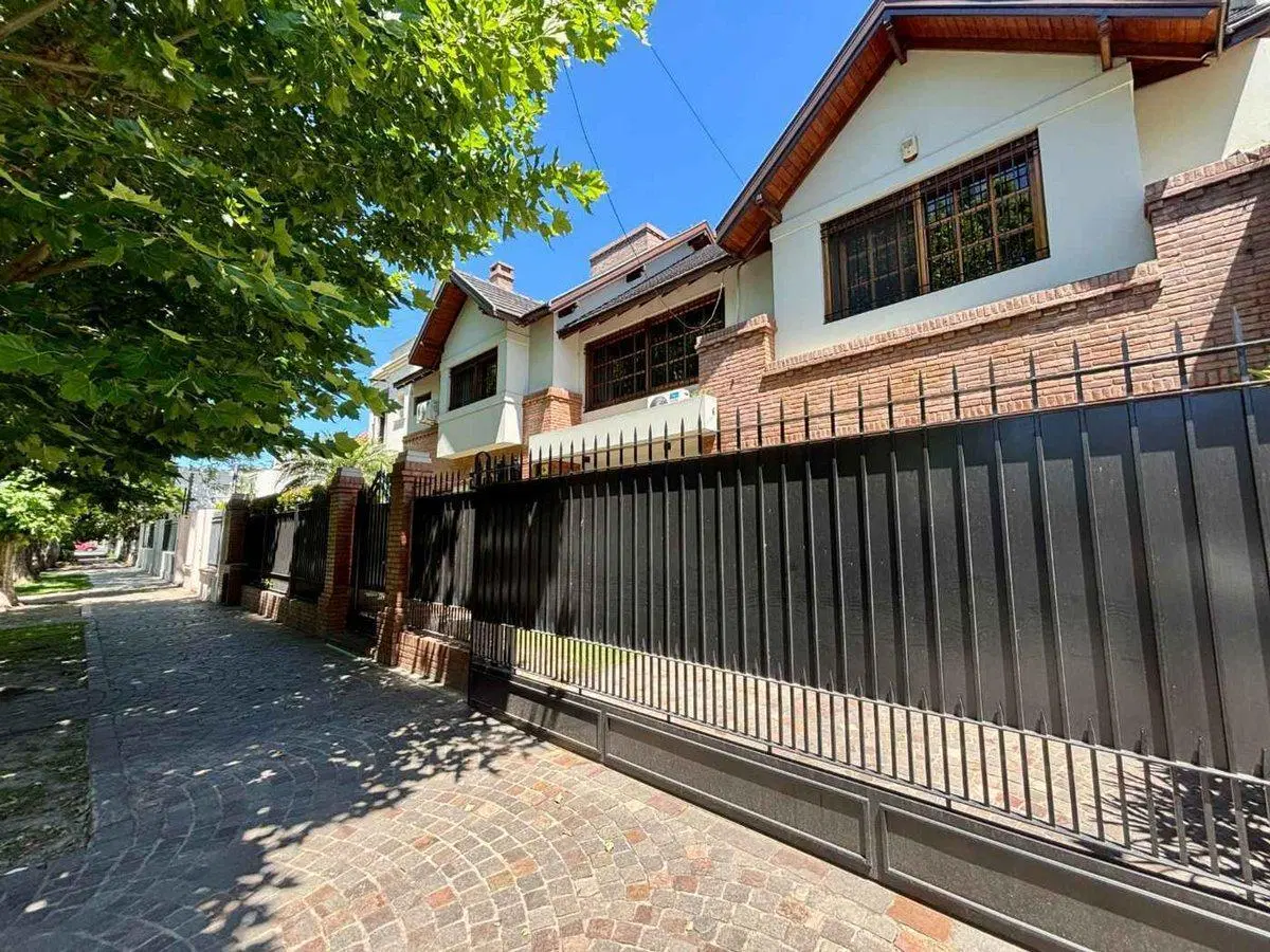 VENTA | CASA | 6 AMBIENTES | 4 COCHERAS | PILETA 8