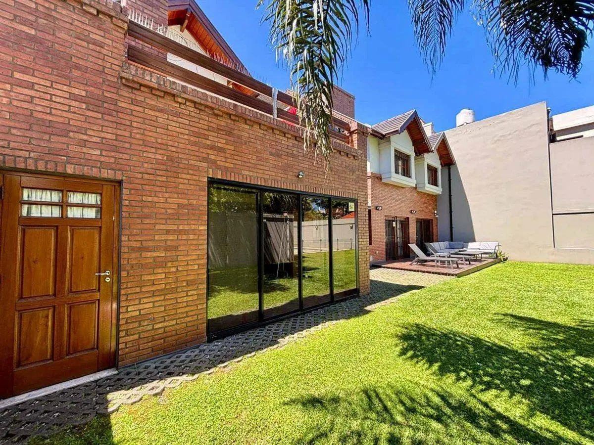 VENTA | CASA | 6 AMBIENTES | 4 COCHERAS | PILETA 2