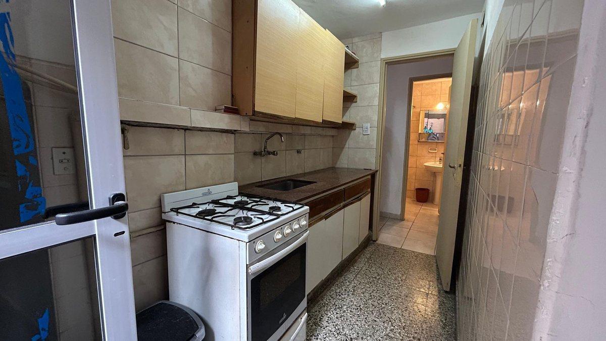 Foto de DEPARTAMENTO EN VENTA - ABASTO - 2 1/2 AMB + PATIO, imagen 3