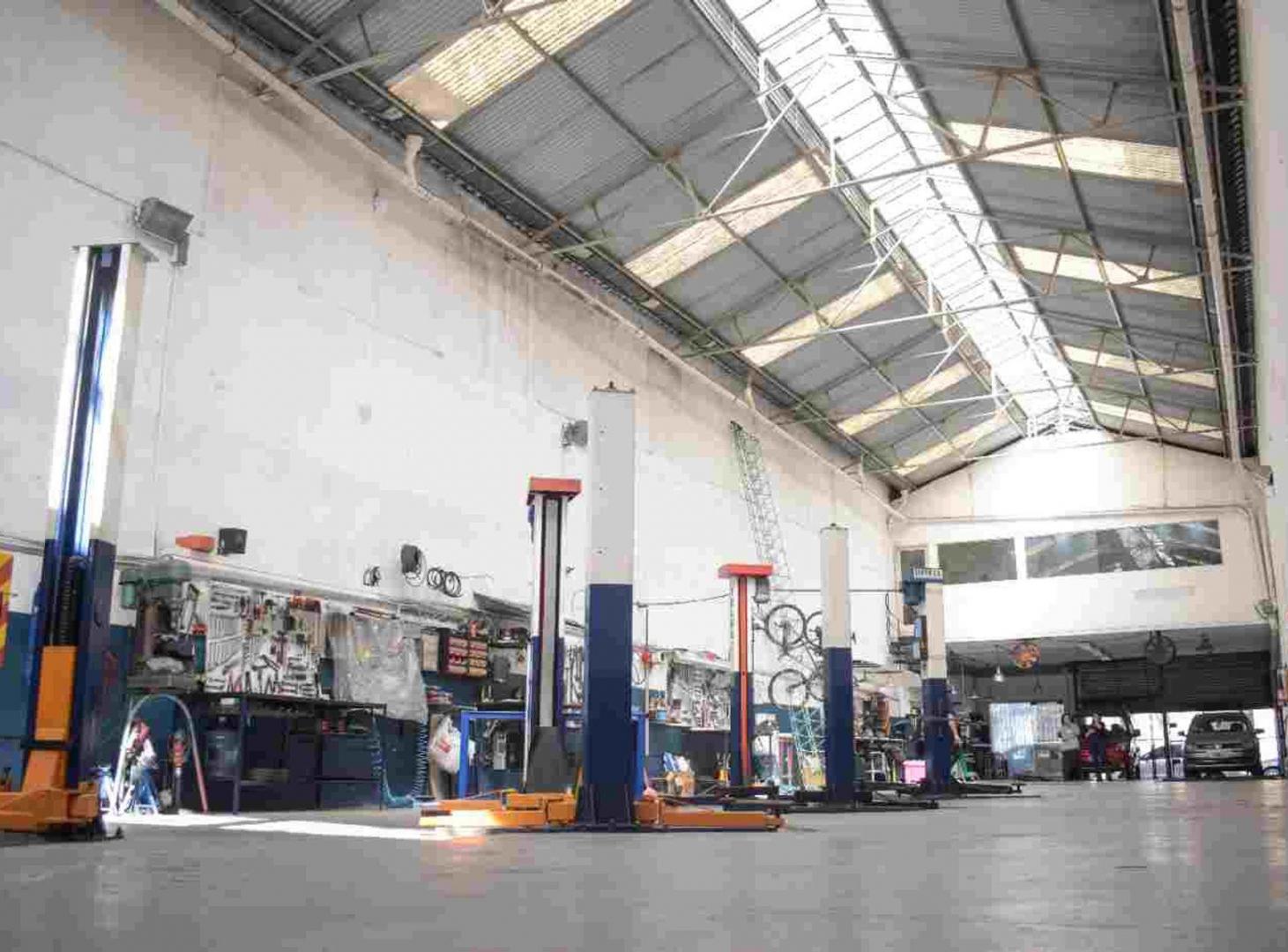 Foto de VENTA Galpón/Taller Mecánico y Oficinas en ALMAGRO, imagen 2