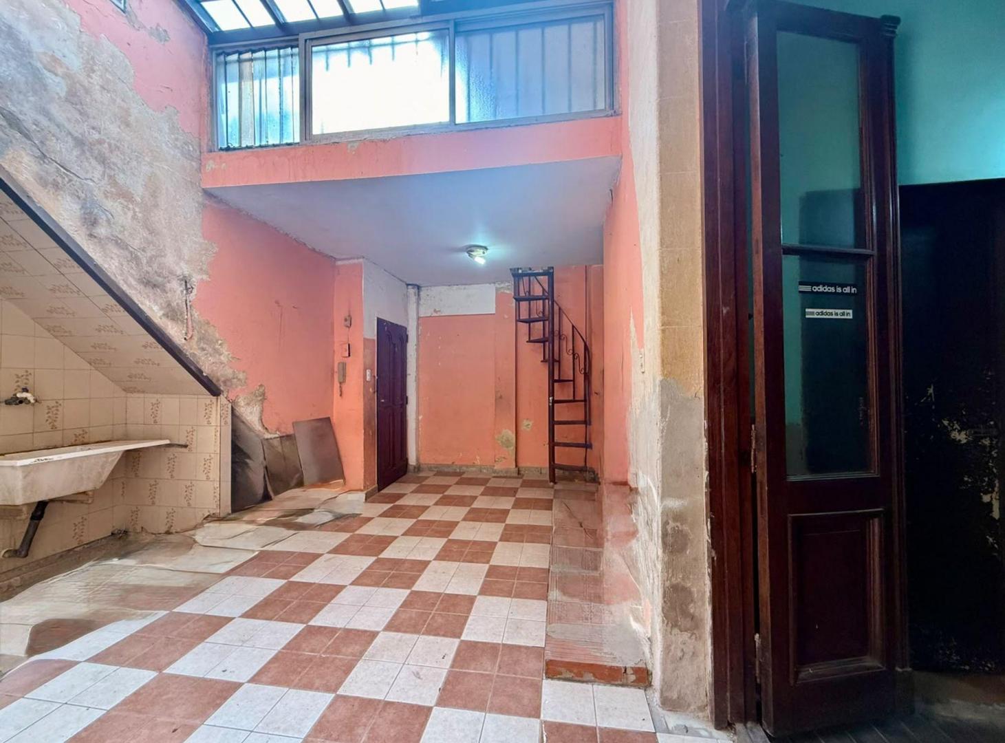 Foto de VENTA PH 3 AMB PARQUE CHACABUCO A RECICLAR TERRAZA, imagen 1