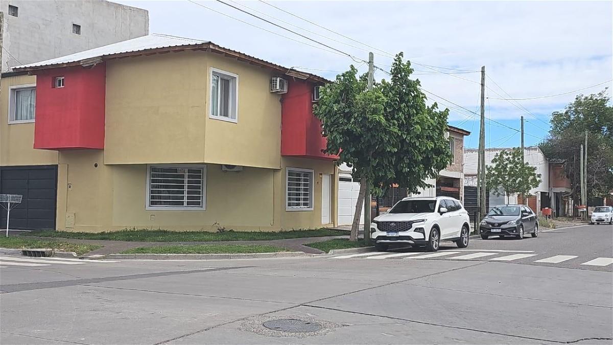 Foto de venta PH 3 dormitorios cochera barrio Mariano Moreno Neuquén, imagen 2