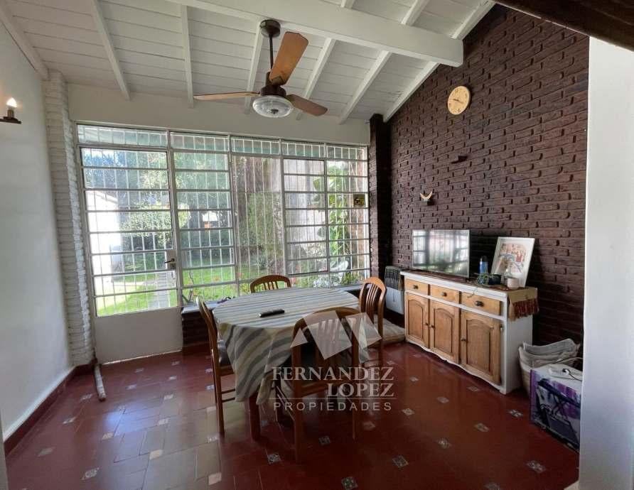 Chalet de estilo en dos plantas en el corazon de Barrio Parque