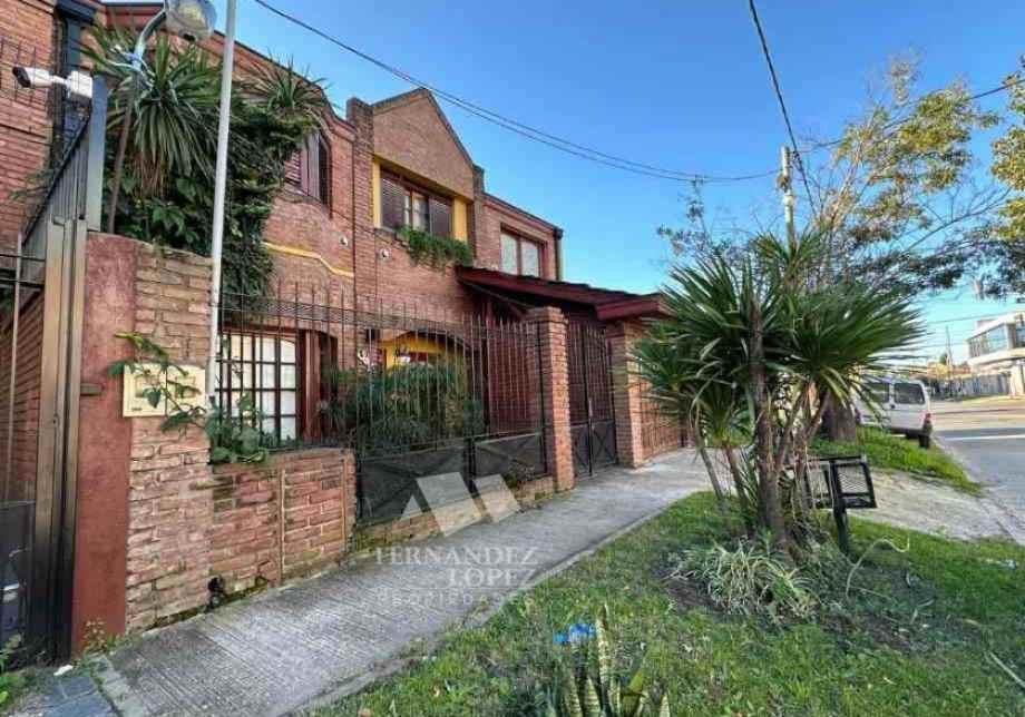 Chalet de dos plantas en Barrio Parque Calchaquí