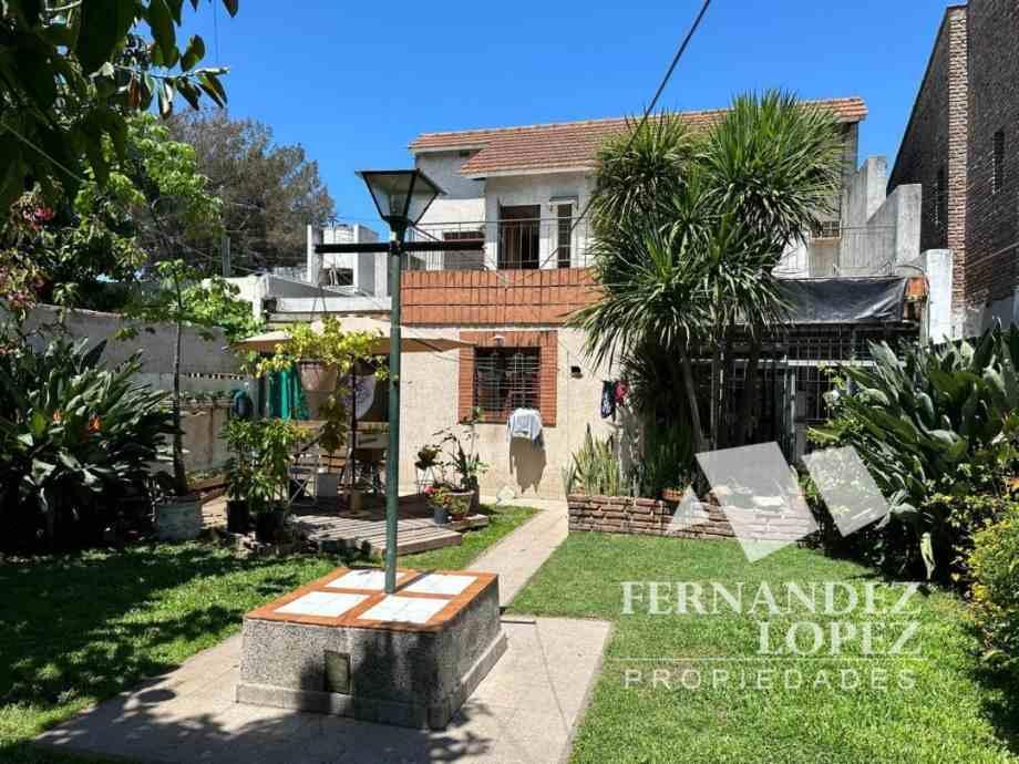 Chalet de 2 Plantas en Excelente Ubicación, Sobre Lote de 10 X 27 2