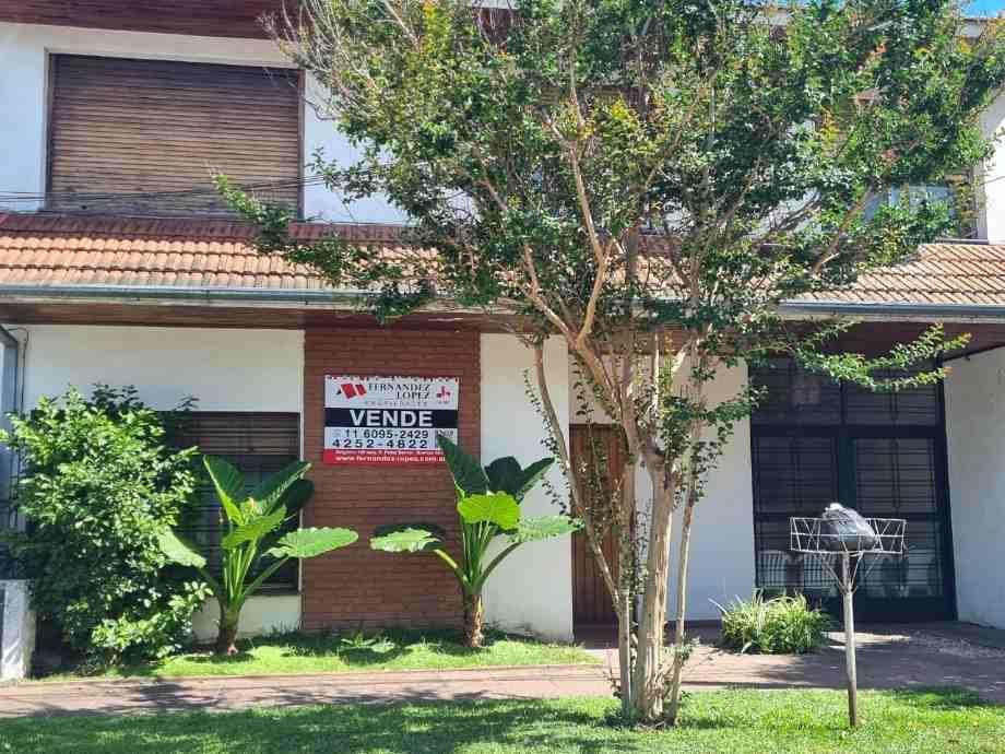 Chalet de 2 Plantas en Excelente Ubicación, Sobre Lote de 10 X 27 1