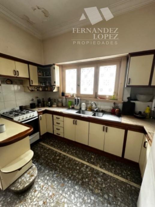 Excelente Chalet Desarrollado en Dos Plantas Sobre Lote de 557 m² Aprox. 2