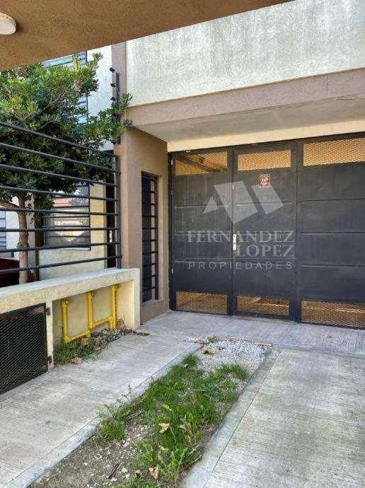 Duplex interno con cochera descubierta y portón automático