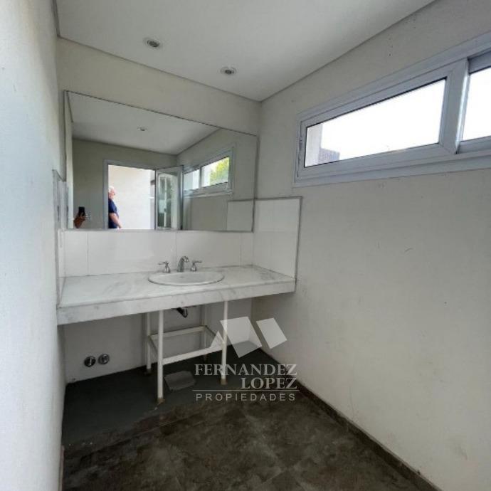 Excelente Departamento de 3 ambientes con patio y cochera