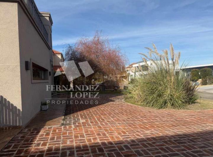 Hermosa casa sumamente luminosa con vista a los verdes del barrio  3