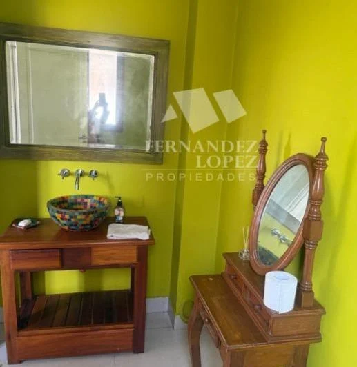 Hermosa casa sumamente luminosa con vista a los verdes del barrio  5