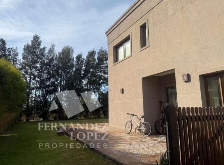 Hermosa casa sumamente luminosa con vista a los verdes del barrio  2