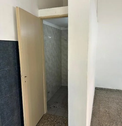 Foto de Local en esquina de 31 m2, con baño y vidriera, imagen 2