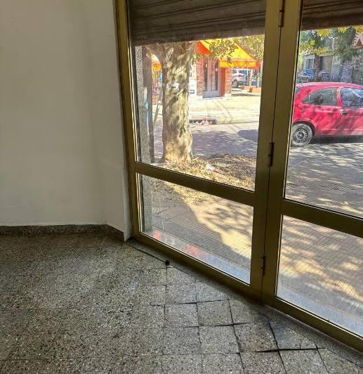 Local en esquina de 31 m2, con baño y vidriera