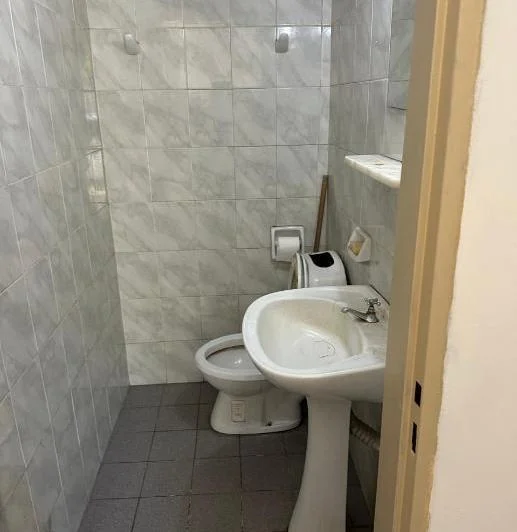 Foto de Local en esquina de 31 m2, con baño y vidriera, imagen 3
