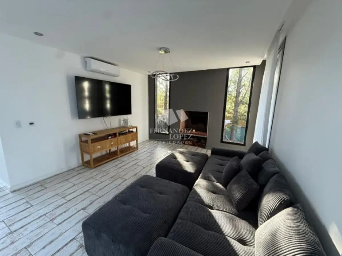 Excelente casa en dos plantas en exclusivo Barrio Privado " Las Golondrinas ". 3