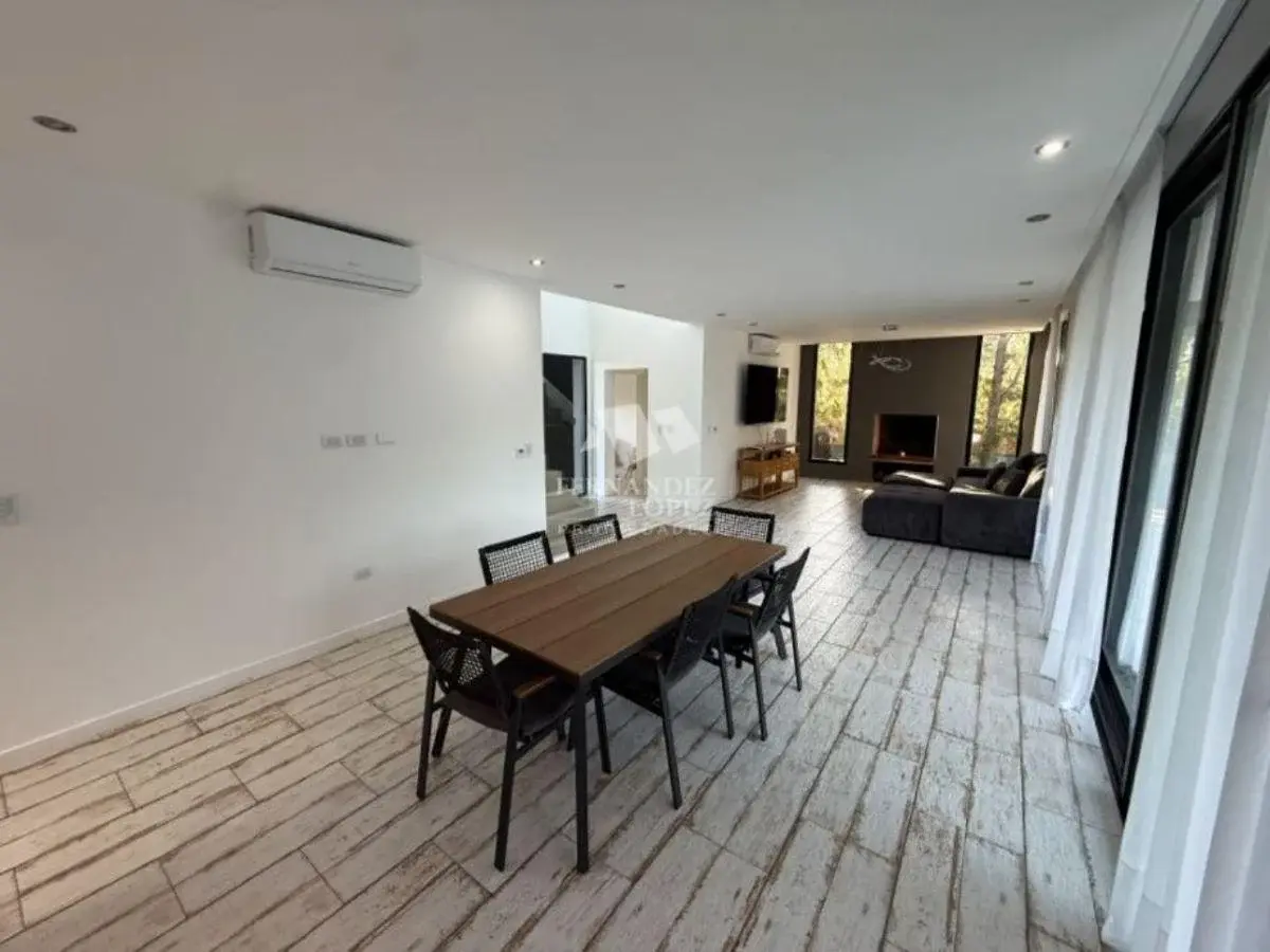 Excelente casa en dos plantas en exclusivo Barrio Privado " Las Golondrinas ". 4
