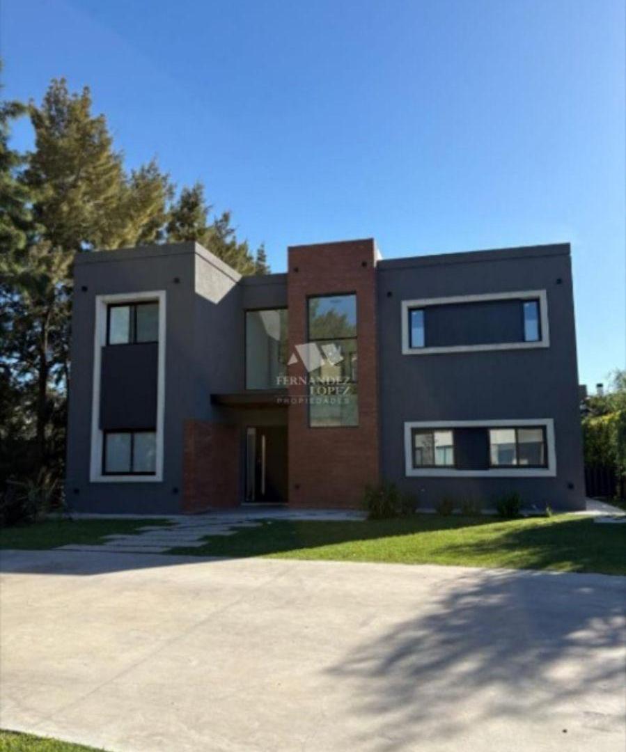 Excelente casa en dos plantas en exclusivo Barrio Privado " Las Golondrinas ".