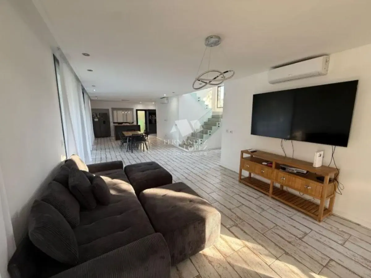 Excelente casa en dos plantas en exclusivo Barrio Privado " Las Golondrinas ". 2