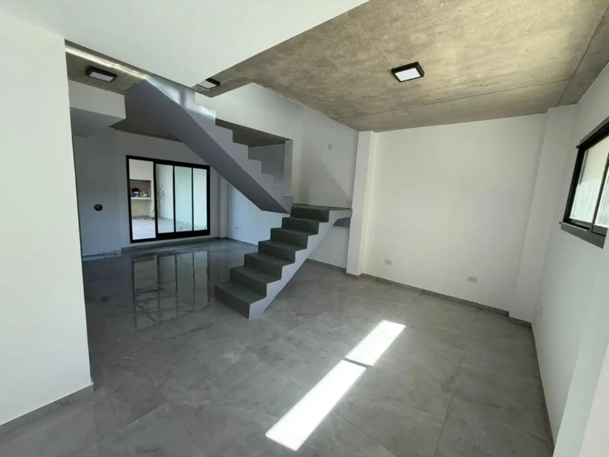 Excelente propiedad a estrenar desarrollada en 3 plantas en inmejorable zona 2