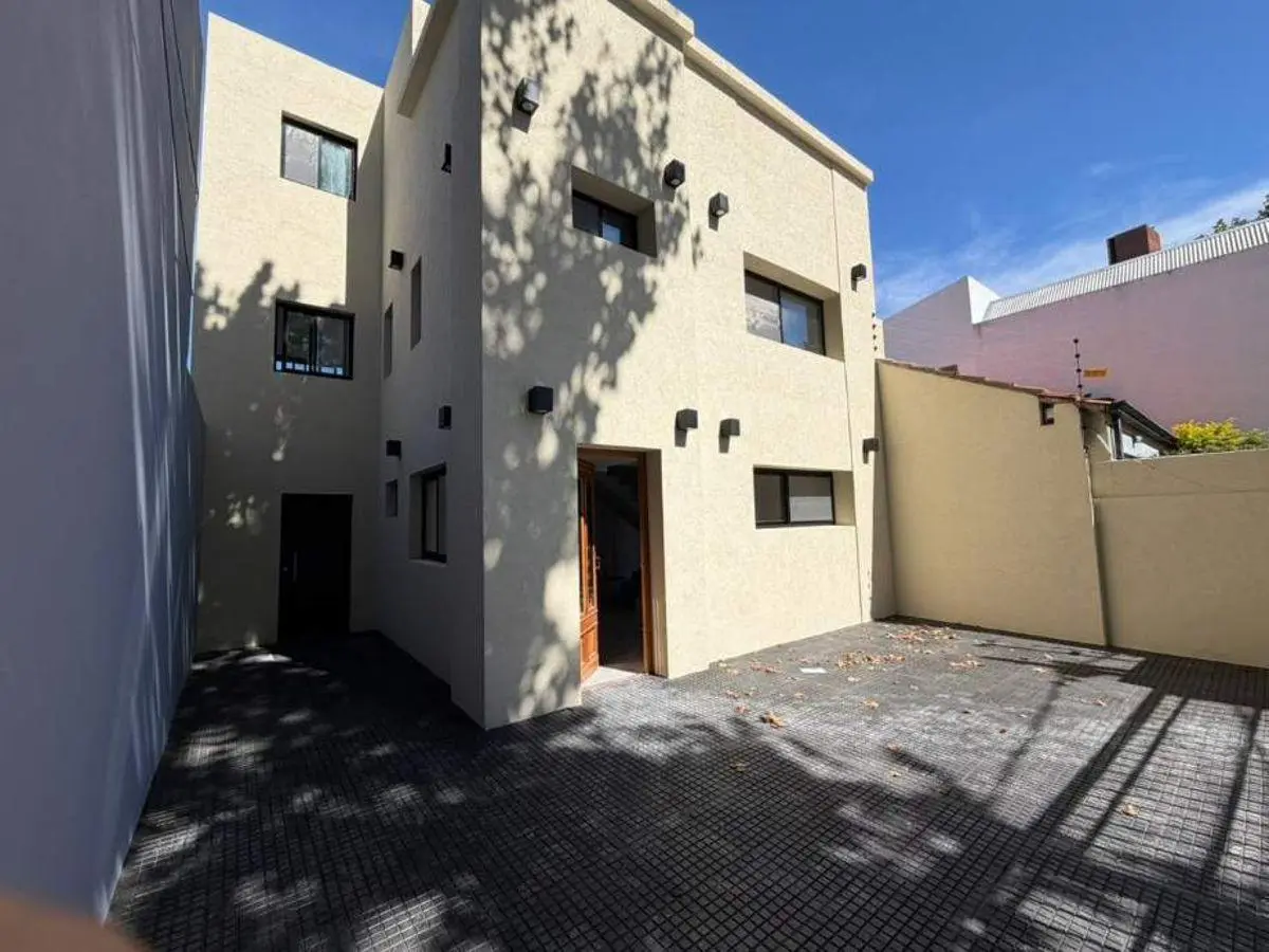 Excelente propiedad a estrenar desarrollada en 3 plantas en inmejorable zona 3