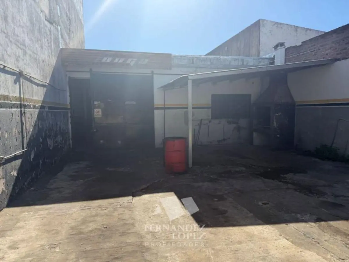 Galpón en Venta con amplio playón, ideal para depósito, logística, taller o guardado de vehículos. 5