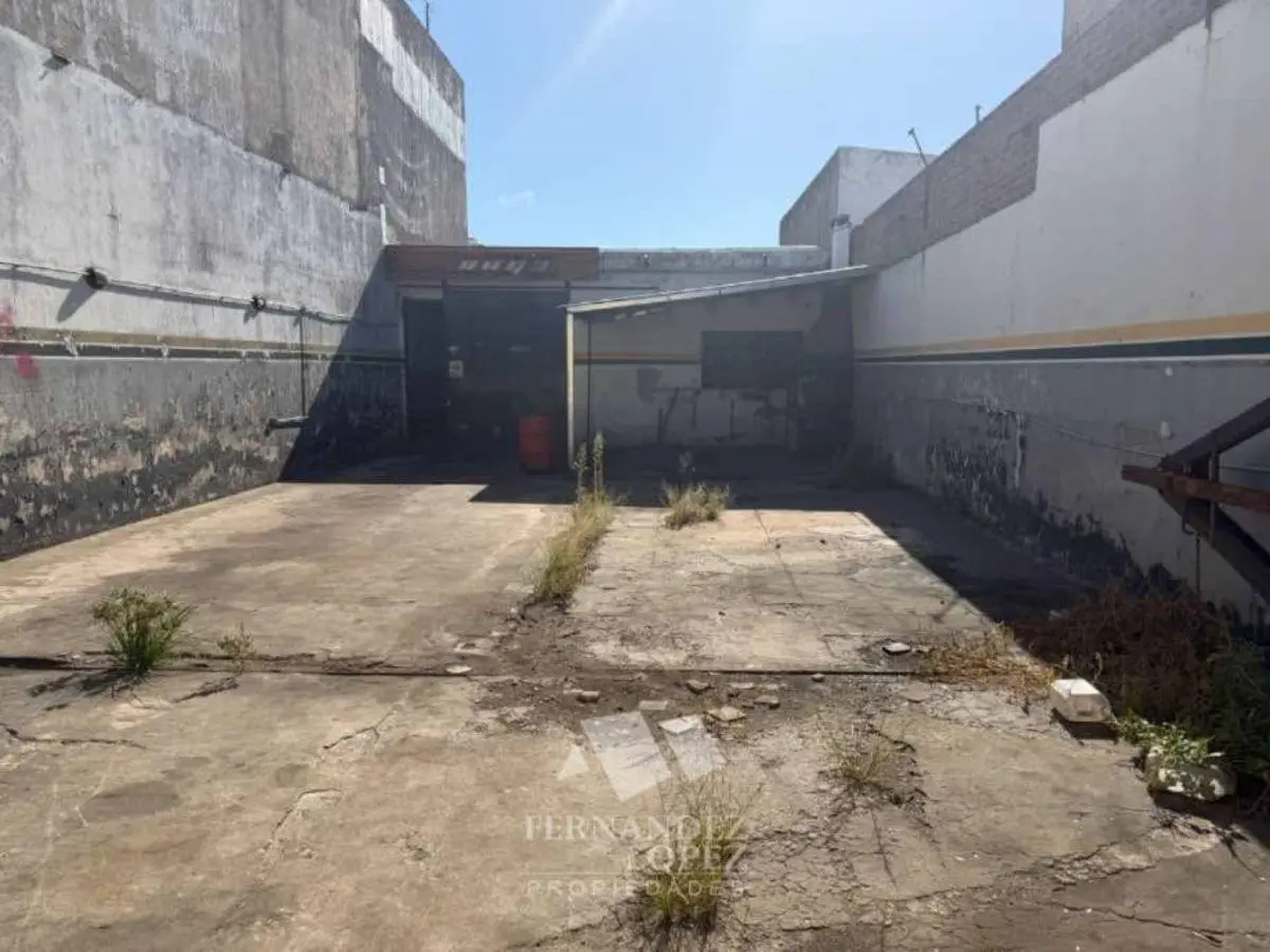 Galpón en Venta con amplio playón, ideal para depósito, logística, taller o guardado de vehículos. 3