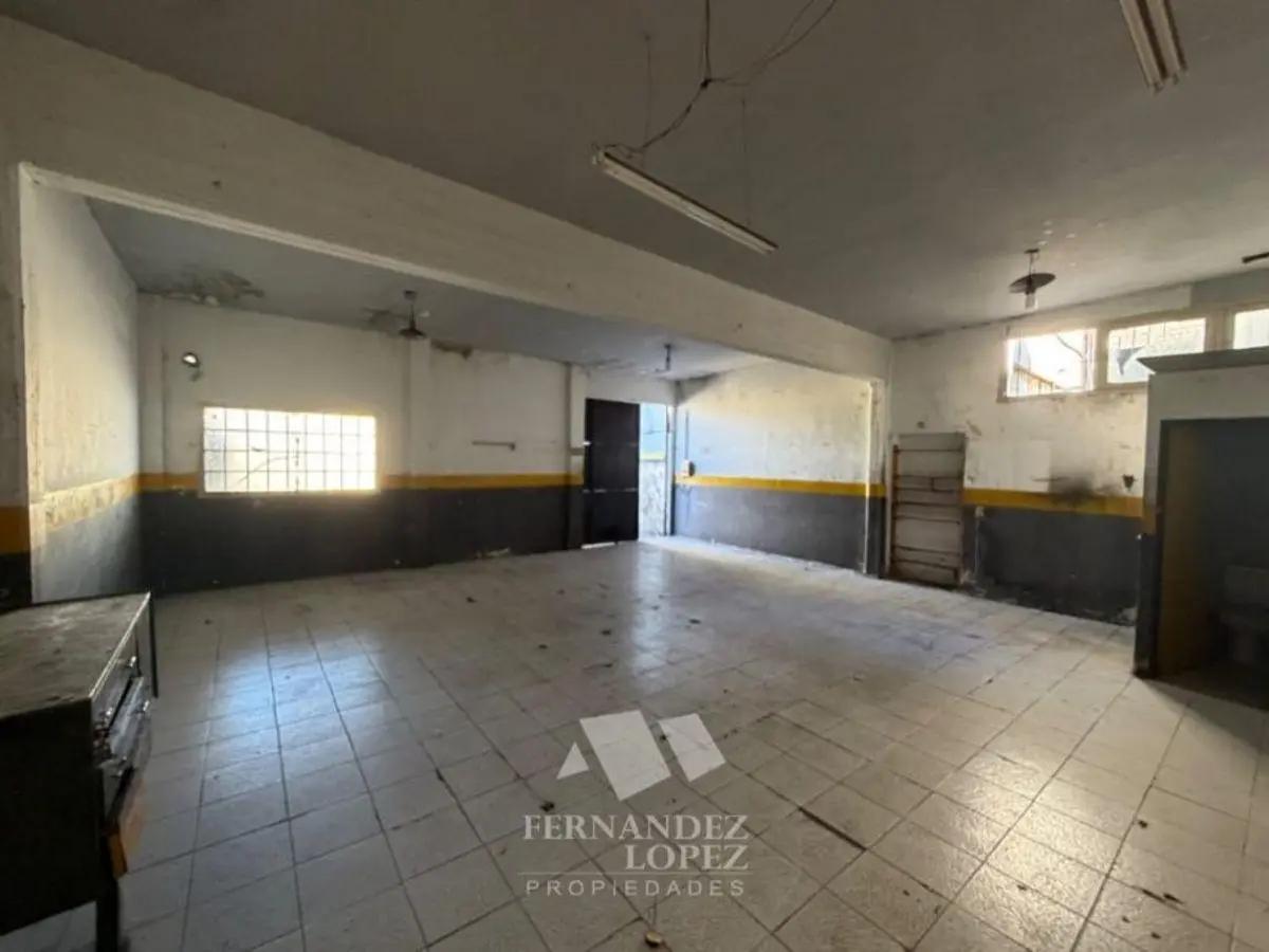 Galpón en Venta con amplio playón, ideal para depósito, logística, taller o guardado de vehículos. 2