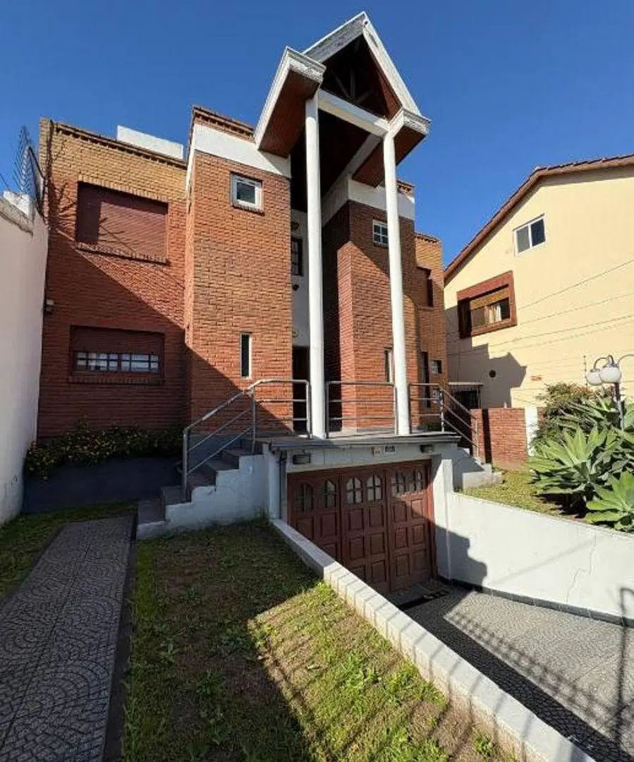 Excelente chalet de categoría desarrollado sobre lote de 10 x 53 mts (530 m²) 2