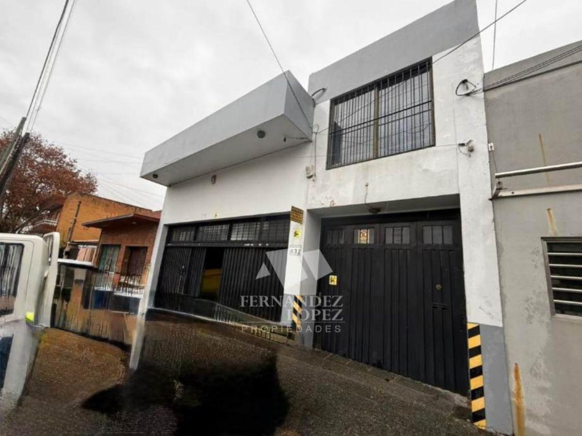Importante galpón con portón de ingreso vehicular y cortina metálica, ideal para depósito, logística