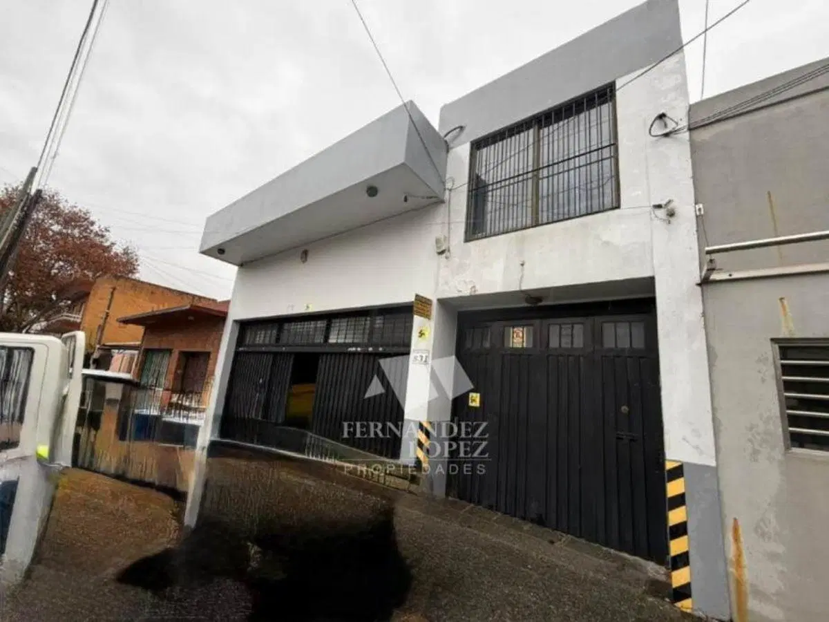 Importante galpón con portón de ingreso vehicular y cortina metálica, ideal para depósito, logística 3
