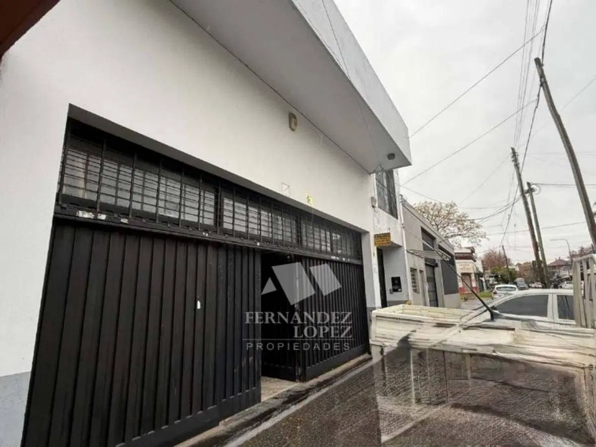 Importante galpón con portón de ingreso vehicular y cortina metálica, ideal para depósito, logística 1