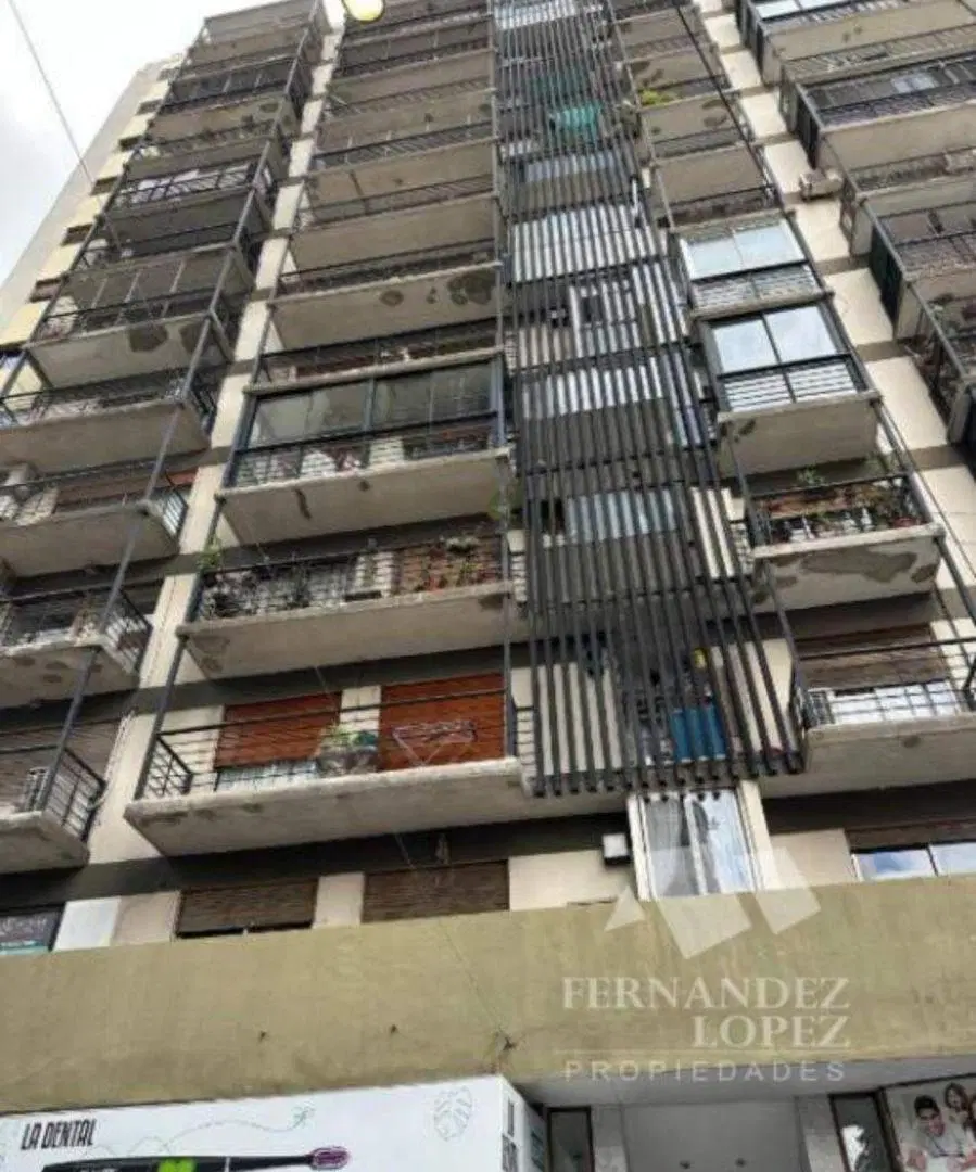 Departamento de cuatro ambientes con doble balcón y dependencia de servicio en inmejorable ubicacion 4