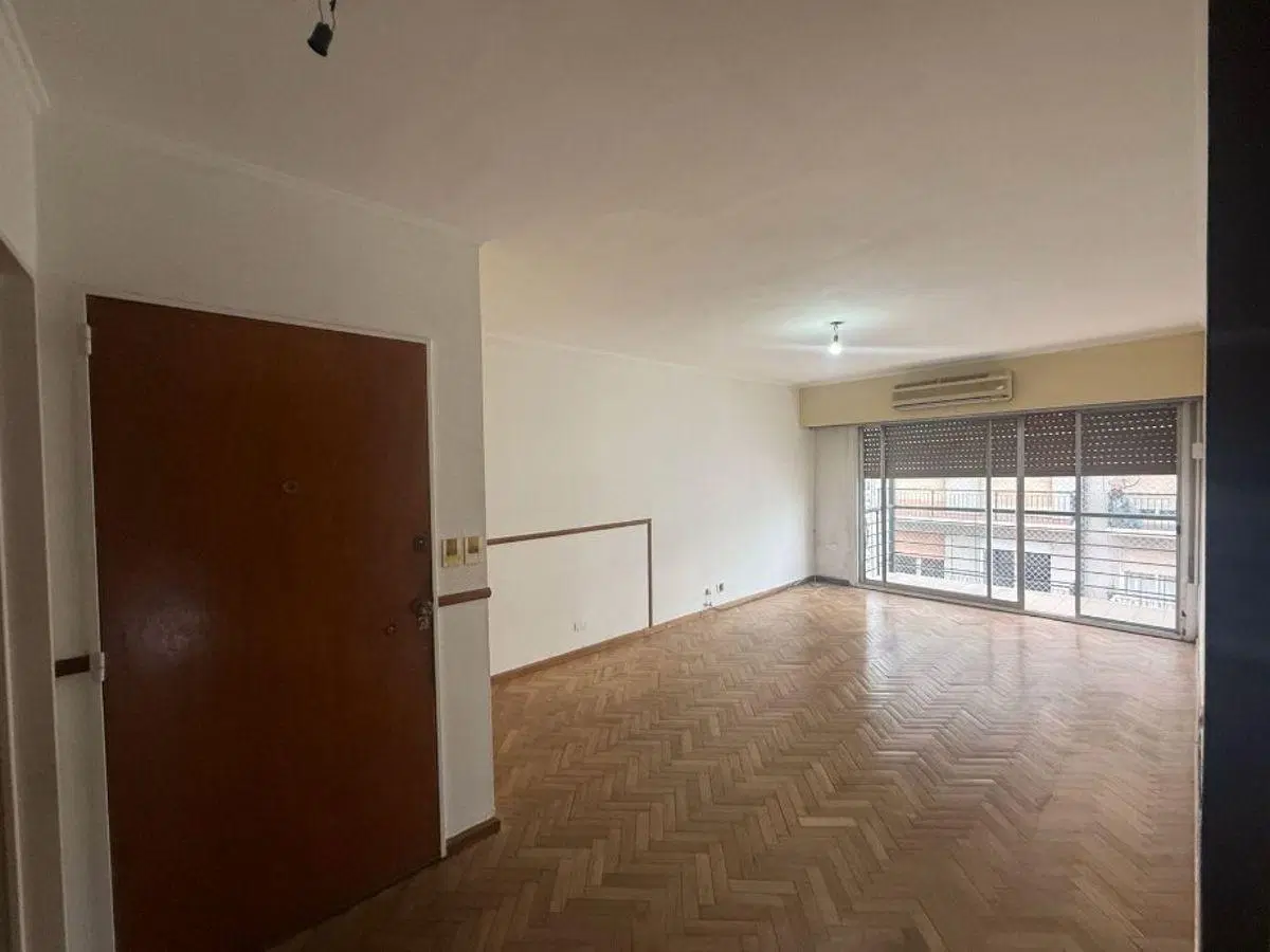 Departamento de cuatro ambientes con doble balcón y dependencia de servicio en inmejorable ubicacion 5