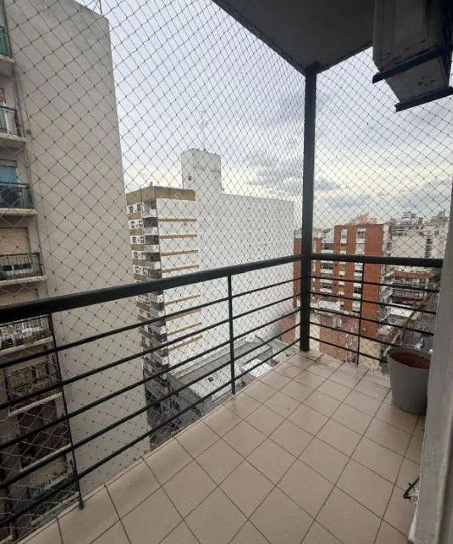 Departamento de cuatro ambientes con doble balcón y dependencia de servicio en inmejorable ubicacion 8