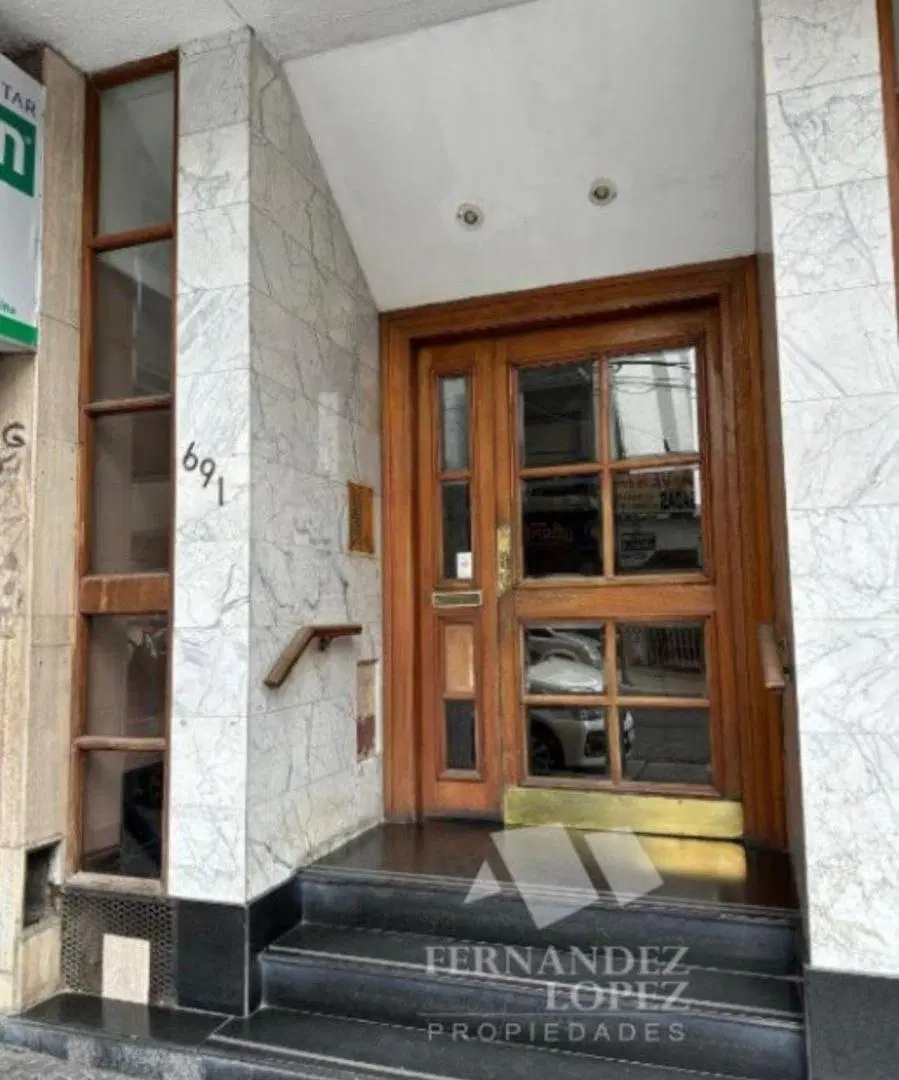 Departamento de cuatro ambientes con doble balcón y dependencia de servicio en inmejorable ubicacion 1