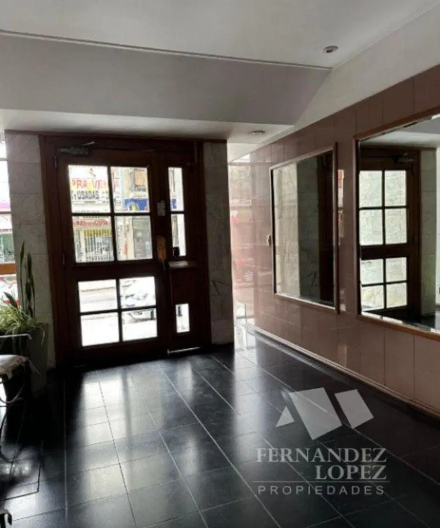 Departamento de cuatro ambientes con doble balcón y dependencia de servicio en inmejorable ubicacion 2