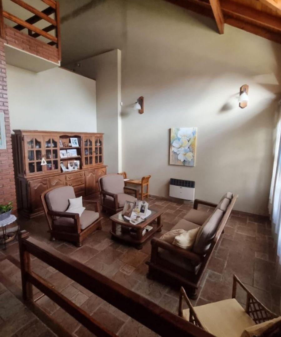 Foto de Excelente Chalet al frente con detalles de categoria y casa de 3 ambientes al fondo., imagen 5