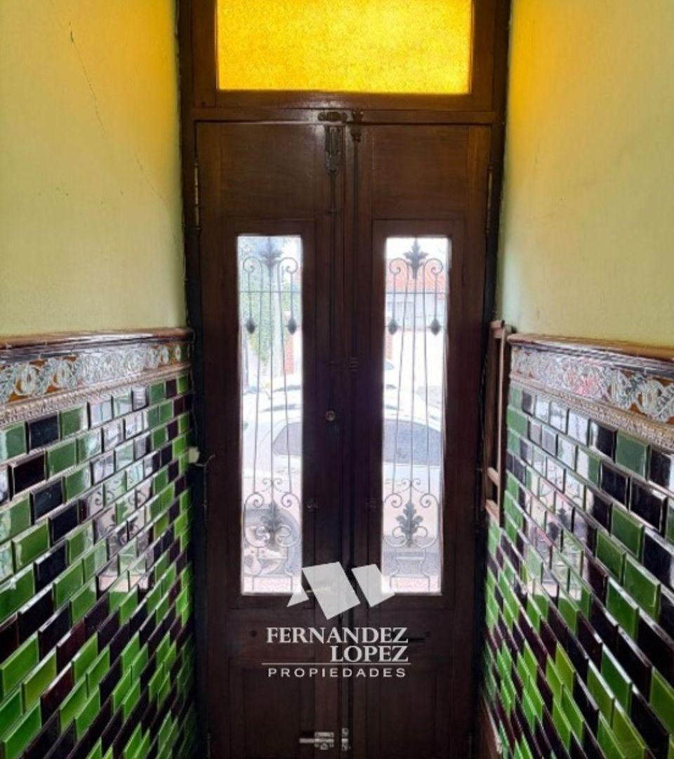 Foto de ALQUILER COMERCIAL / PROFESIONAL Excelente propiedad sobre Av. Vicente, imagen 2