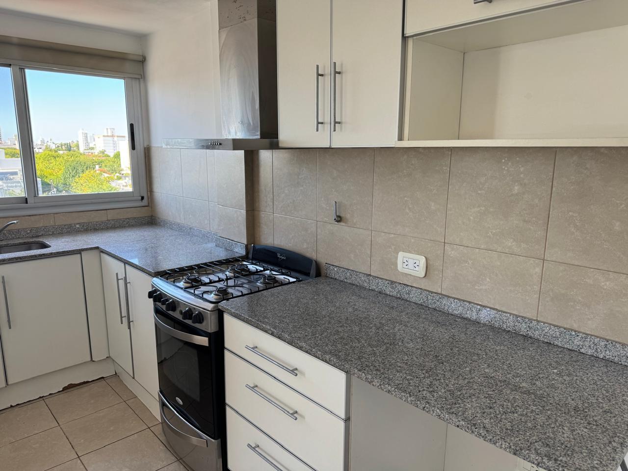Foto de Departamento en ALQUILER con terraza propia y cochera, imagen 2