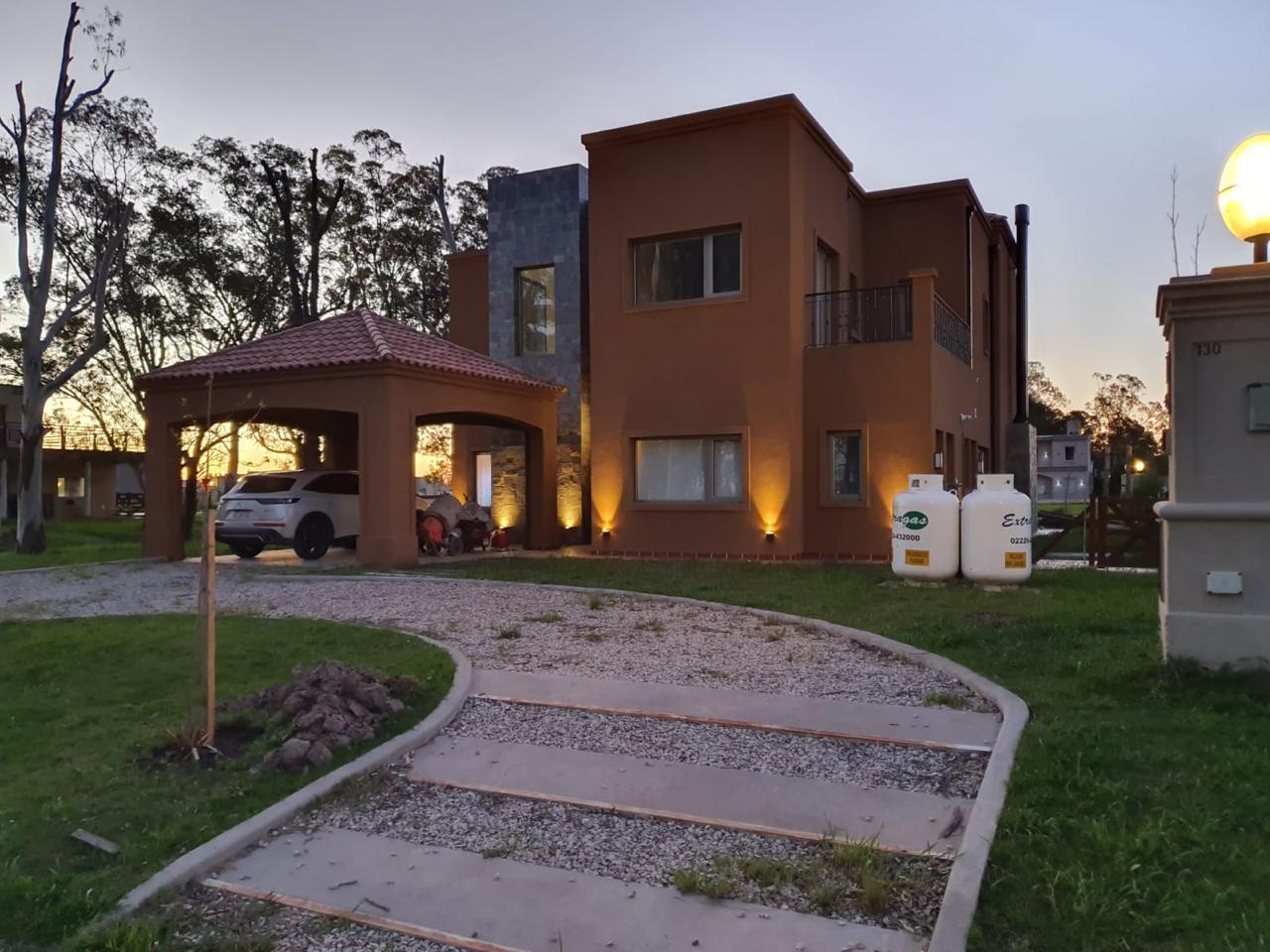 Venta de Casa 5 ambientes en Lagos de San Eliseo Presidente Peron. Canning