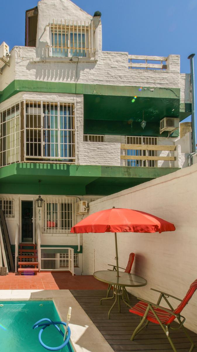 Exclusivo Triplex Cochera 2 Autos, Jardín, Pileta y Parrilla en Bonifacio Al 500 1